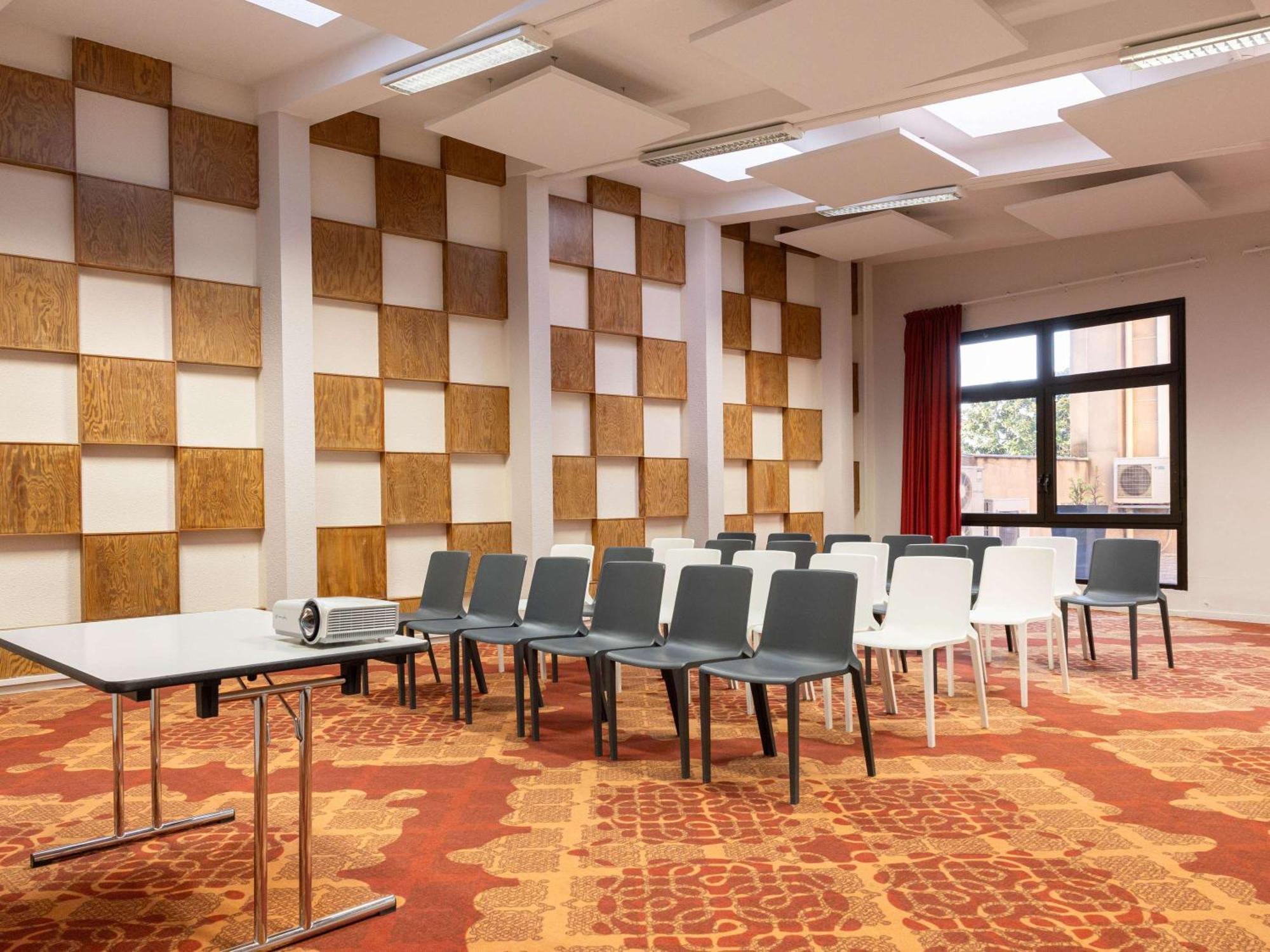 Ibis Styles Centre Le Theatro Hotel 3*